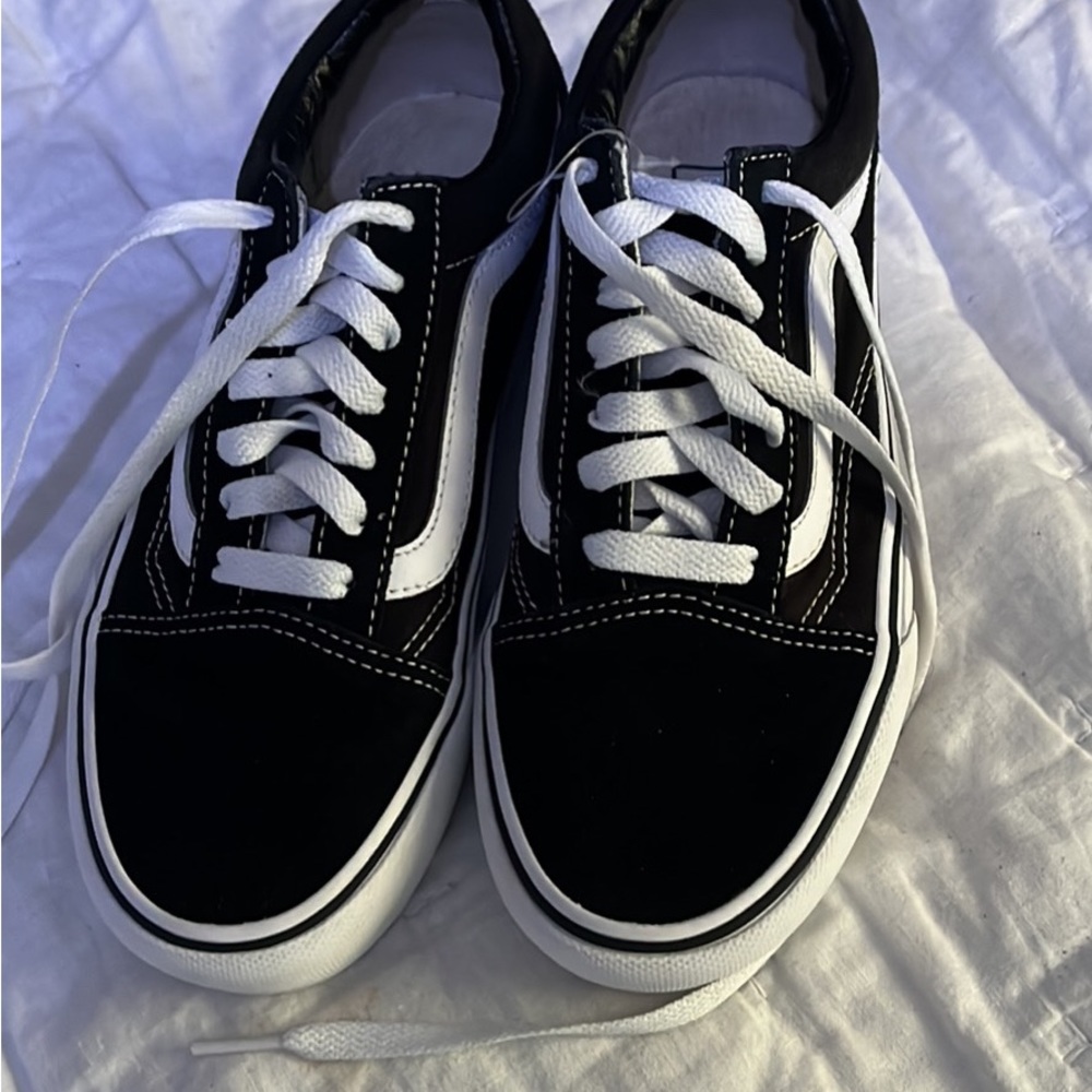 Black and white Van youth shoe